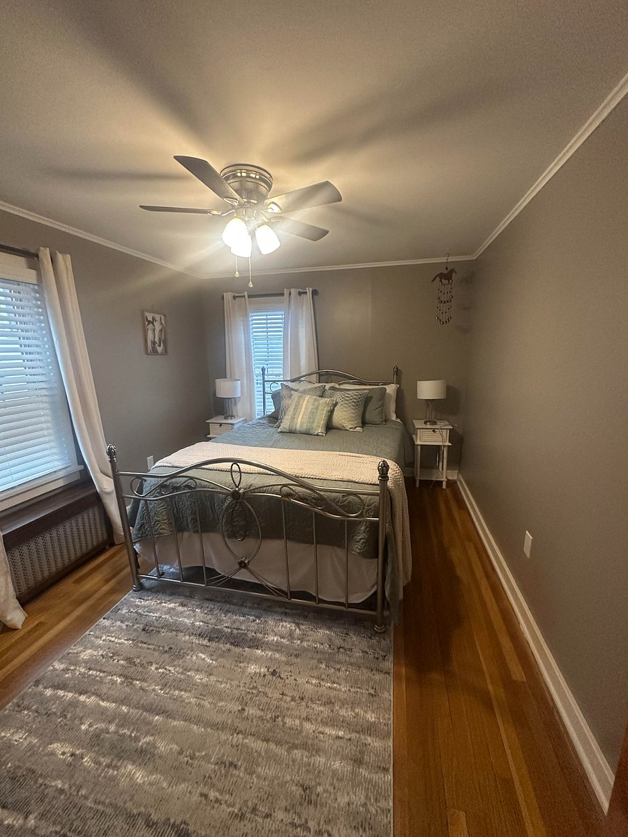 queen size bed, smart tv, closet, dresser