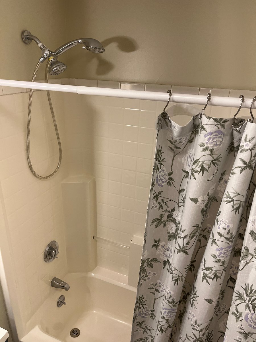 Full Bathroom Shower and Tub with Configurable Shower Head