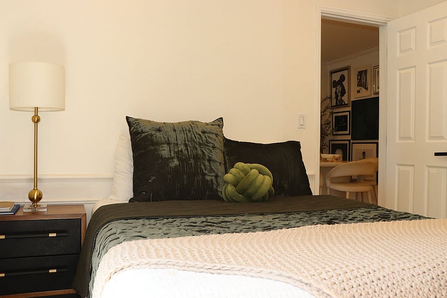 Bedroom w/ Queen Bed
