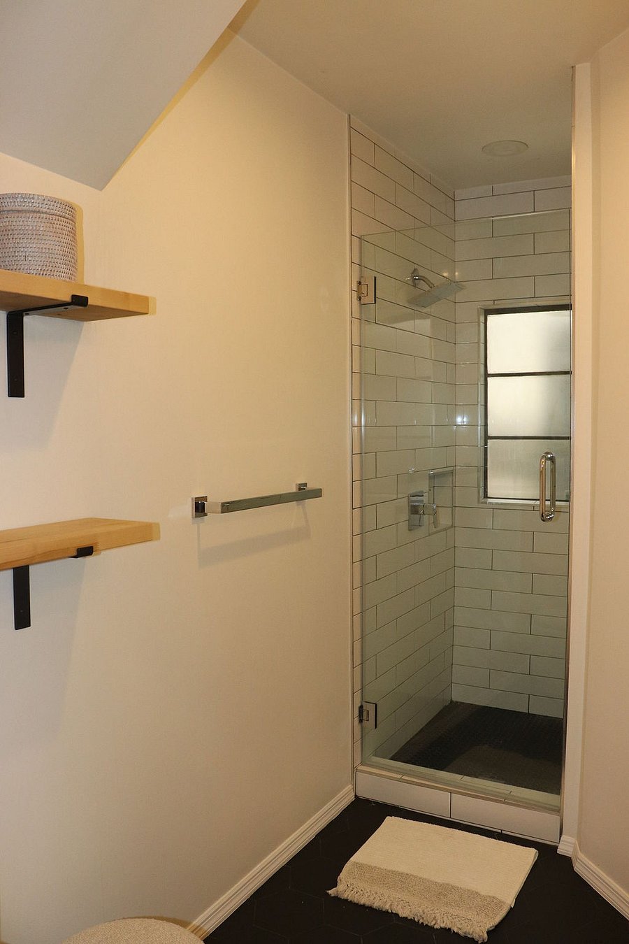 Shower/Bathroom