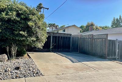 Fenced rear/sideyard