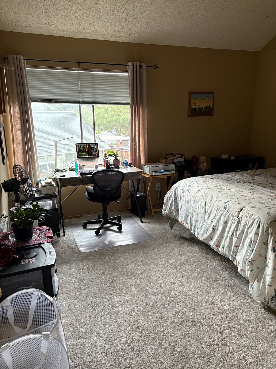 Guest room with desk and small work space. Computer friendly. There is an extra Google Nest upstairs to maximize internet throughout. 