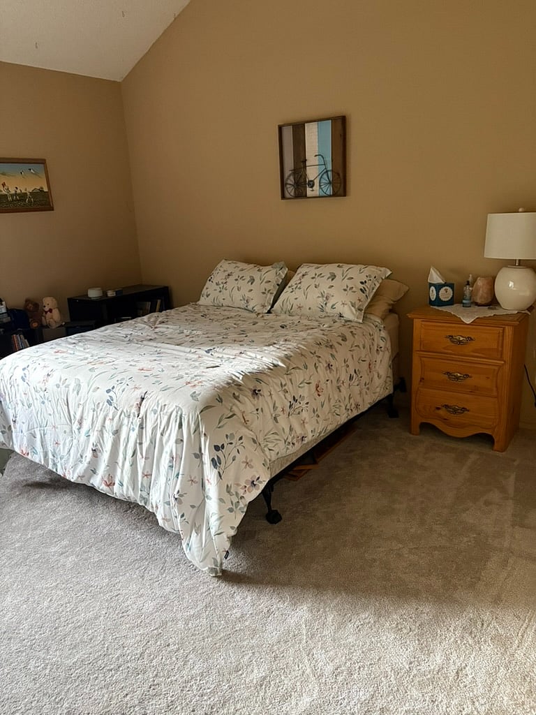 Guest/second bedroom with Queen size bed. 
