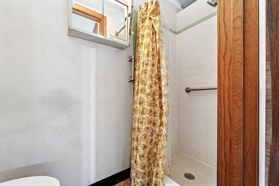 2nd full or pool bath in garage