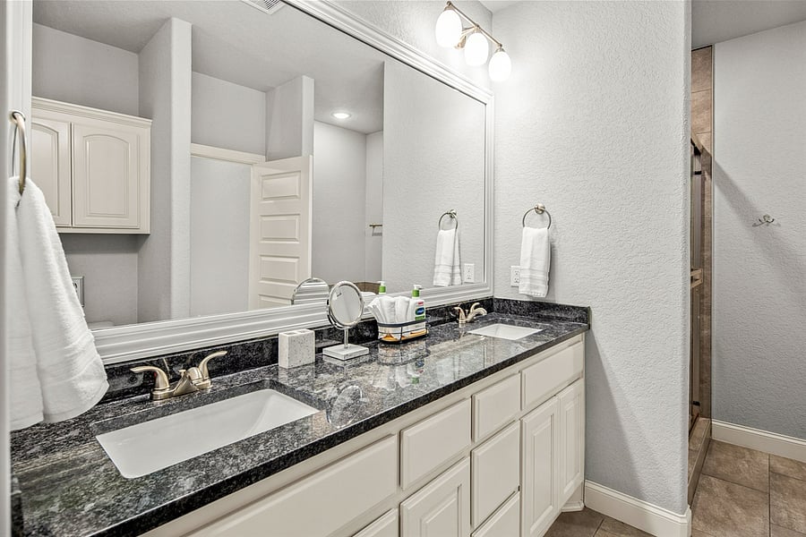 Main Bedroom En Suite with shower and tub as well as a large walk in closet.