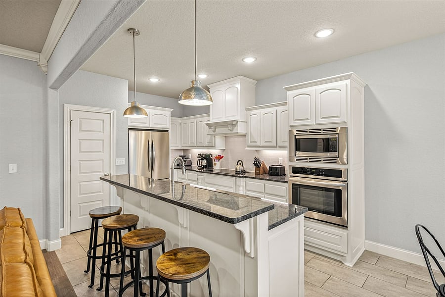 Fully stocked Kitchen - electric stove top, microwave, oven, refrigerator, blender, coffee maker (kcups or grounds), sharp knives, toaster, etc.