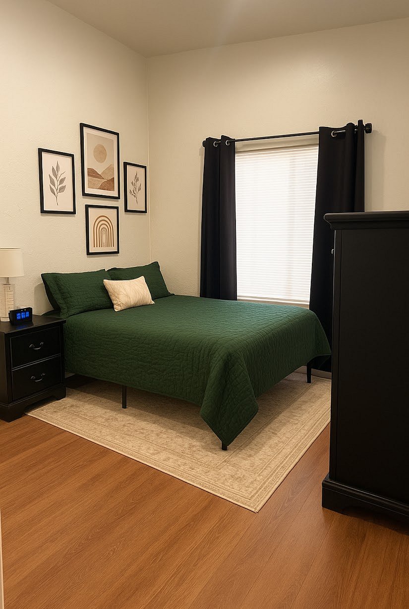 Guest bedroom 1 with queen bed