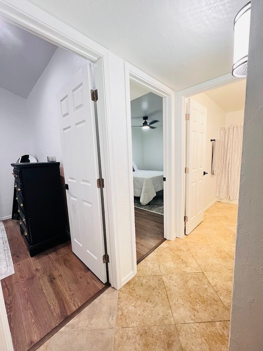 Hallway between both guest bedrooms and guest bathroom
