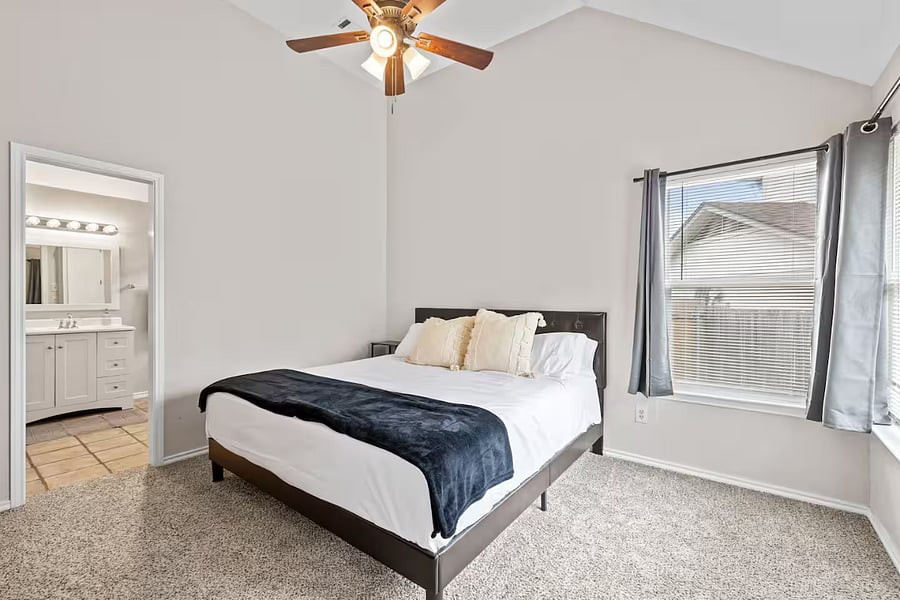 Downstairs master bedroom - king bed