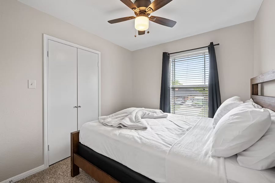 Upstairs bedroom 2 - queen bed