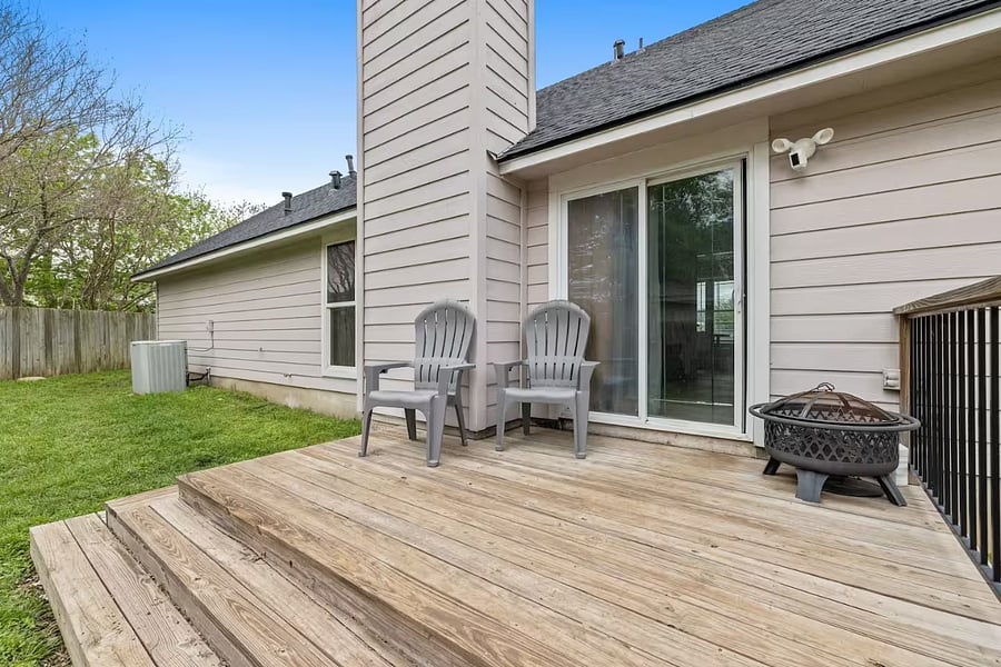 Backyard / outdoor area