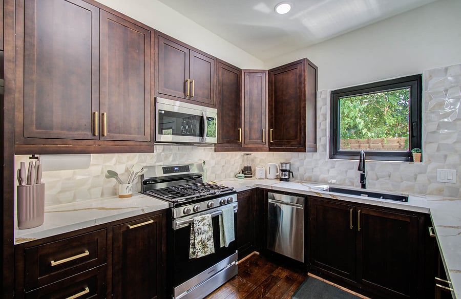 Quartz countertop and deep sink with pull out faucet