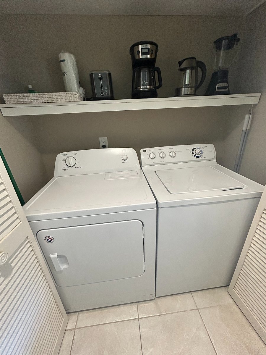 Full washer and dryer in the townhouse.  Starter laundry pack offered for guest convenience.  Toaster, blender, hot water pot, drip coffee, Keurig coffee.  
