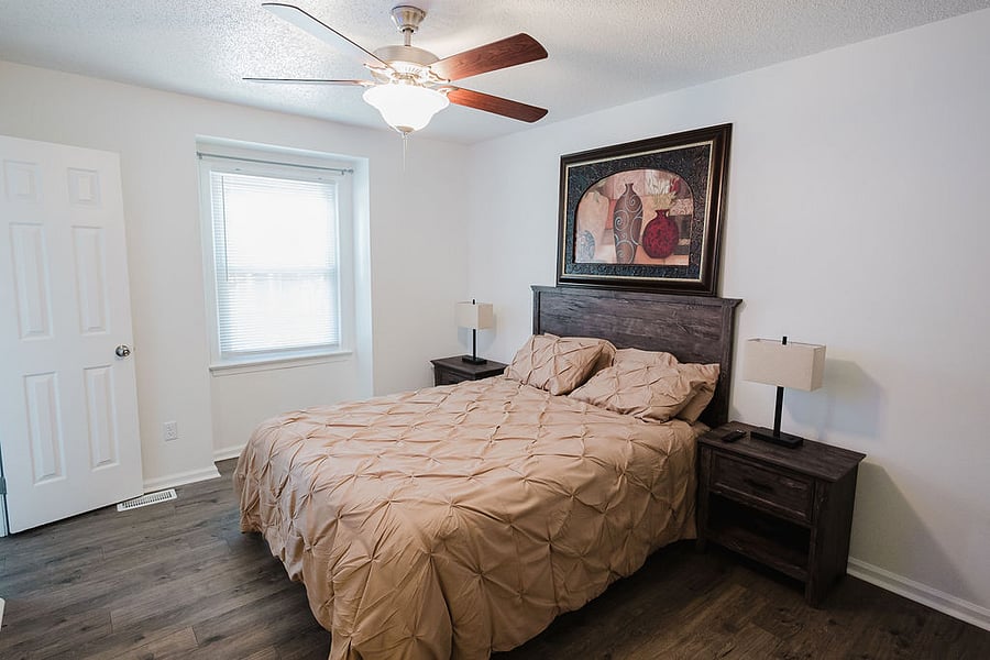Master Bedroom 2 (Queen bed)