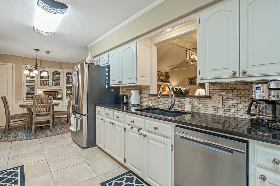 Full Size Fridge, Farmhouse Sink, Breakfast Room, Granite & Coffee Maker
