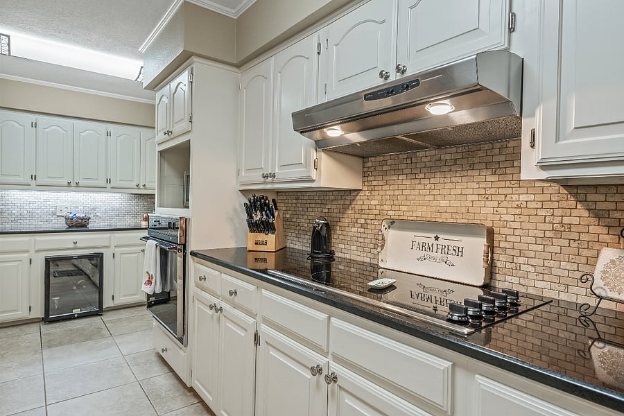 Ceramic Cooktop & Fully Appointed Kitchen