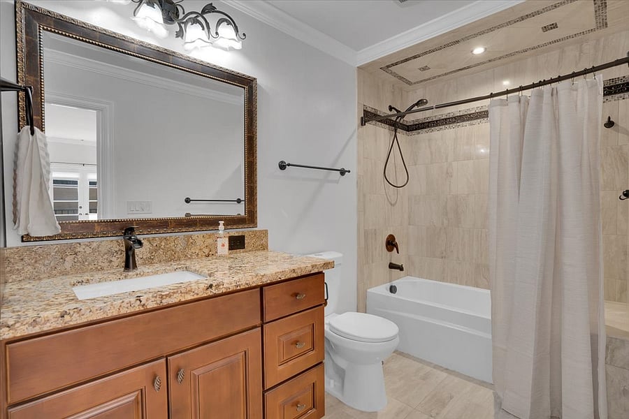 Harbor Master ensuite bathroom with tub