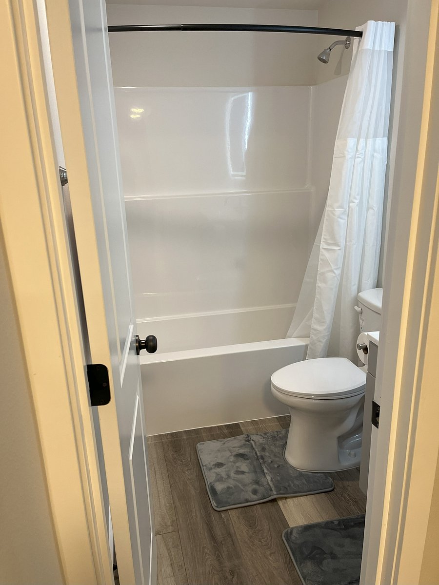 Full bath tub.