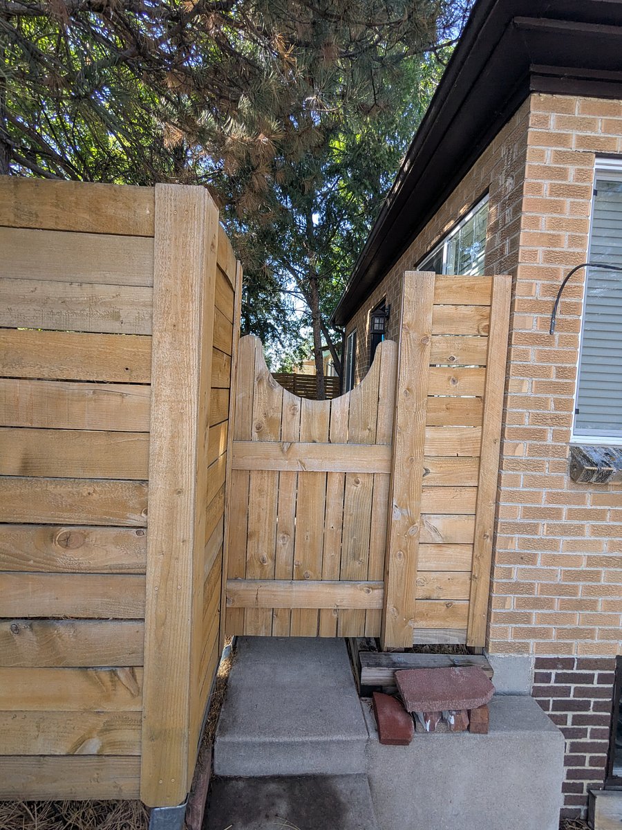 Side gate entrance to front yard