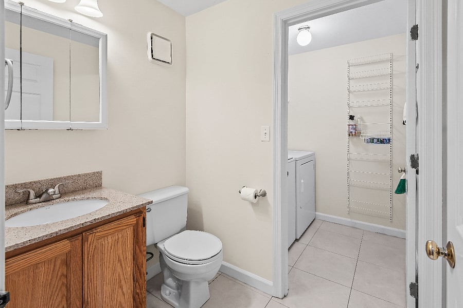 Visitors' toliet/laundry