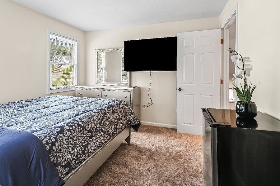 2nd Bedroom/memory foam/lightening bed.