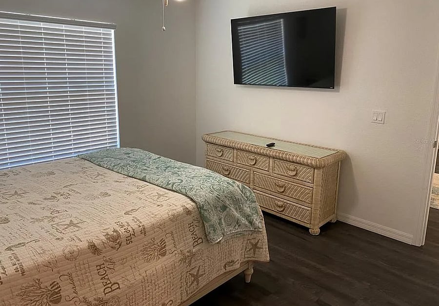 Master bedroom room with Queen bed