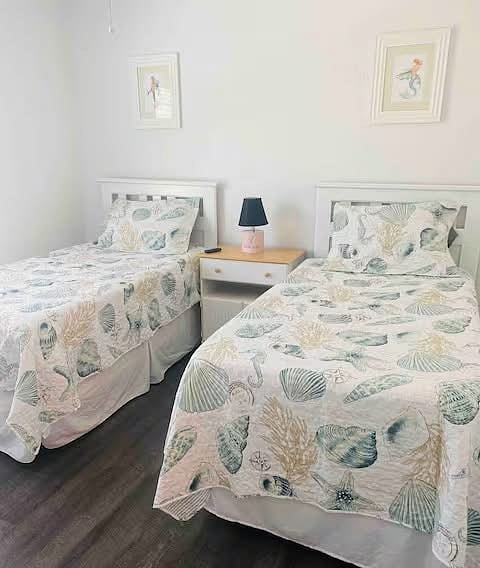 Third bedroom with two twin beds