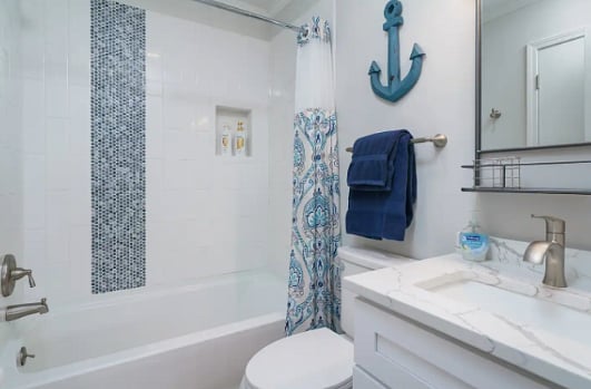 Guest bath with tub/shower combo
