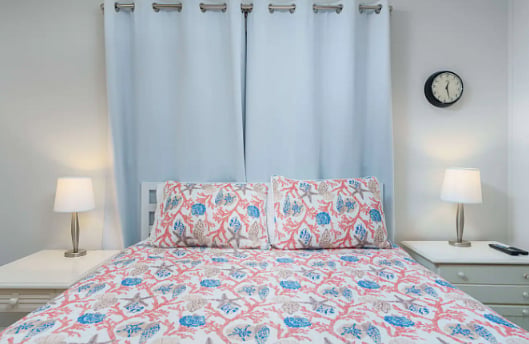 Guest room with queen bed & cable TV