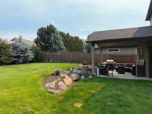 yard looking towards the outside living room. 