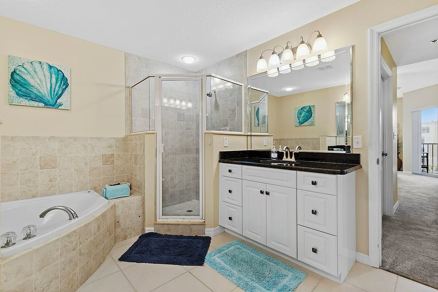 Master bath - double vanities, jetted tub!