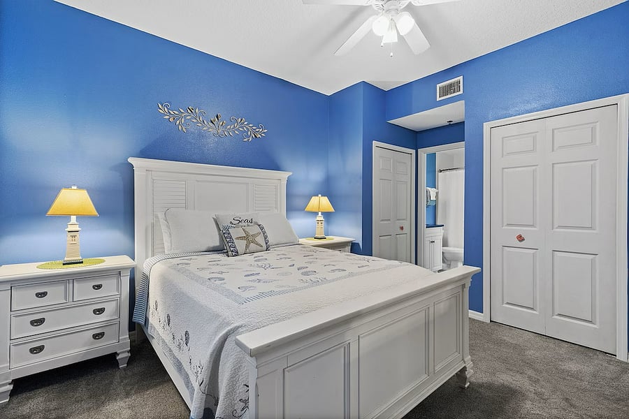 2nd bedroom - double closet