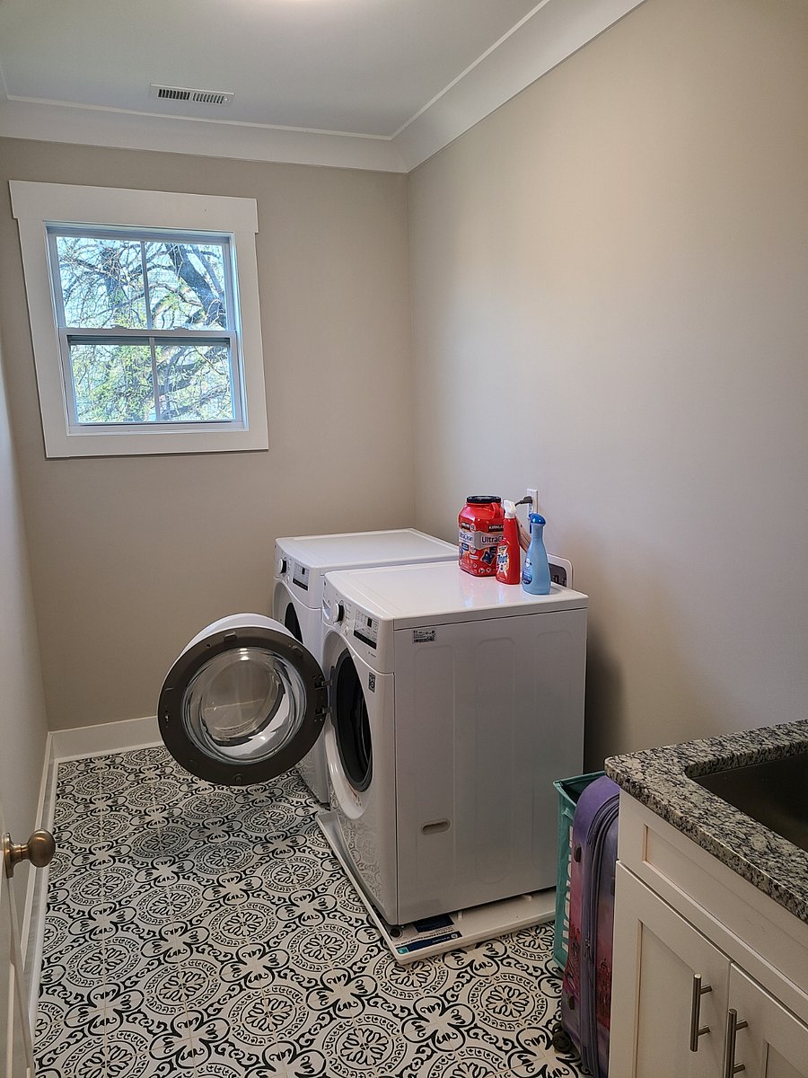 Laundry room w new washer/dryer