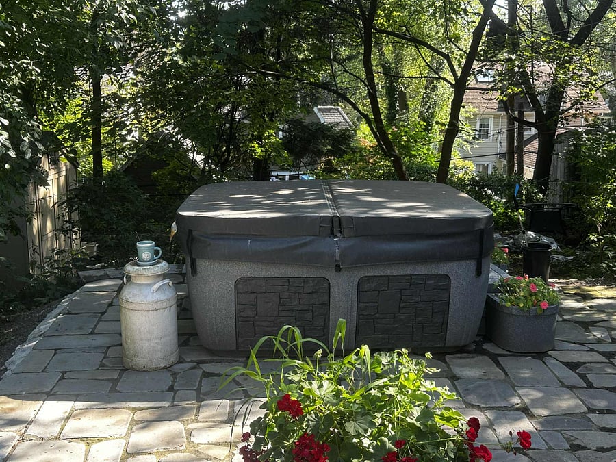 4 person operable hot-tub