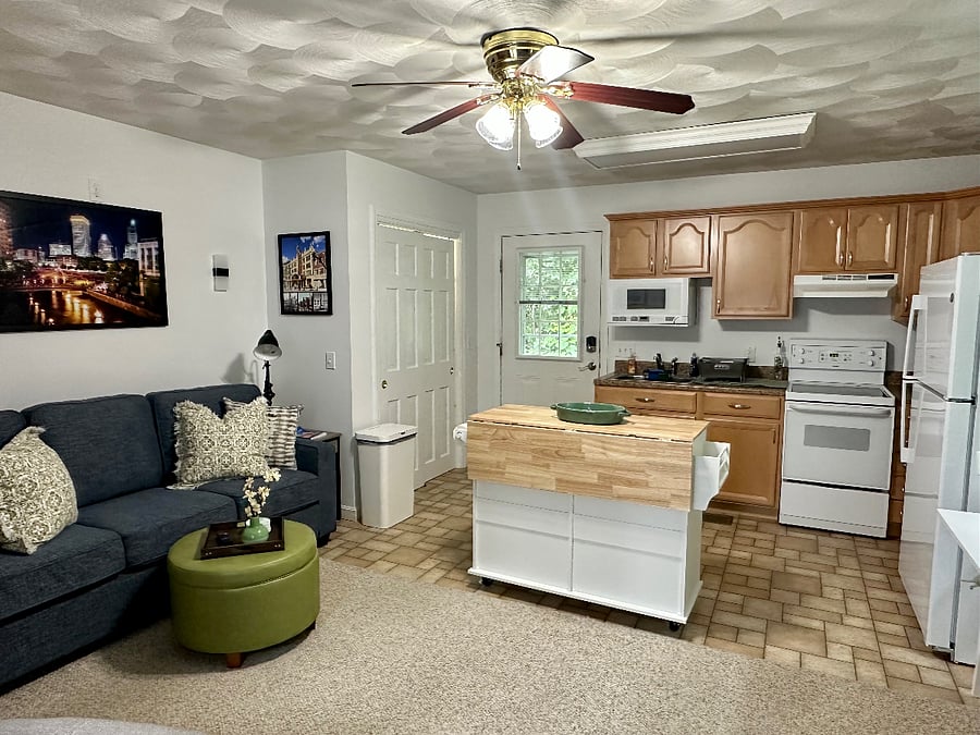 Full kitchen w/ full-sized fridge. Stove/oven, microwave oven, countertop air fryer, and Ninja Coffee maker.
Kitchen Island for additional storage and counter/work space.