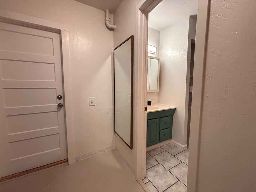 Studio with King Murphy Bed/ Private Bathroom