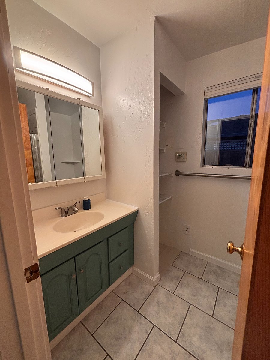 Studio with King Murphy Bed/ Private Bathroom