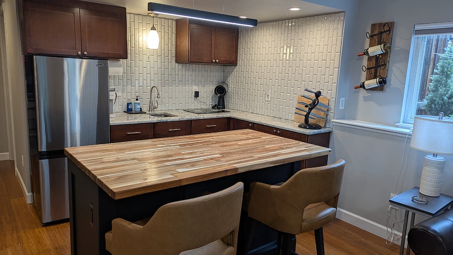 lots of counter space and eat at kitchen island