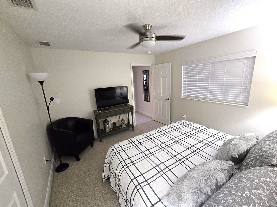 Guest Pool Suite King Bed