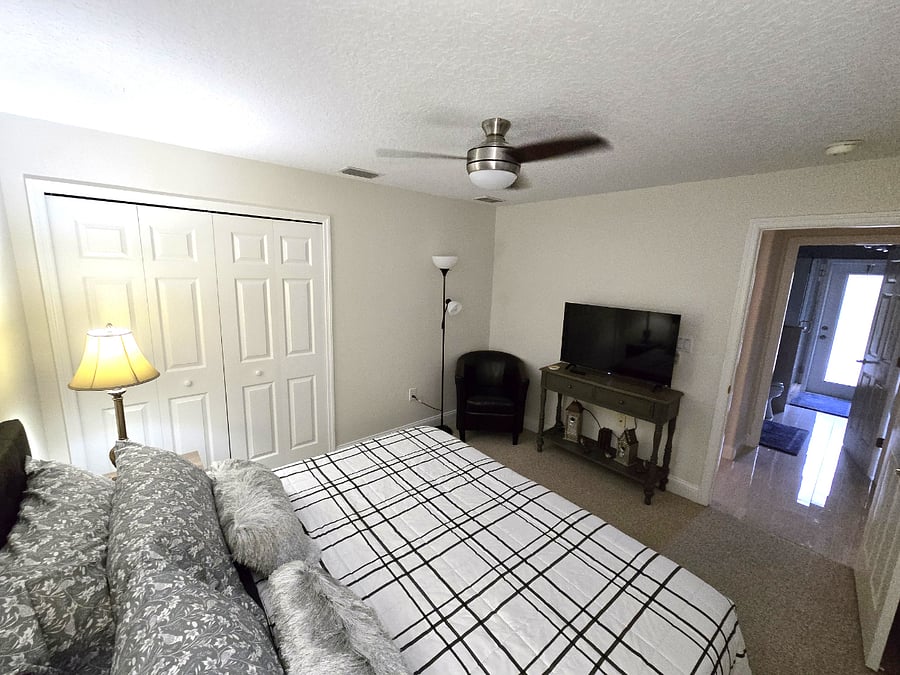 Guest Pool Suite King Bed