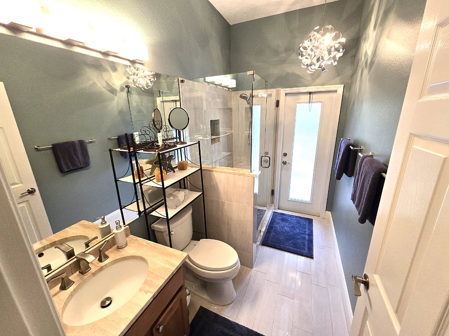 Guest Pool Suite Bathroom