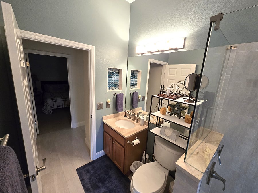 Guest Pool Suite Bathroom