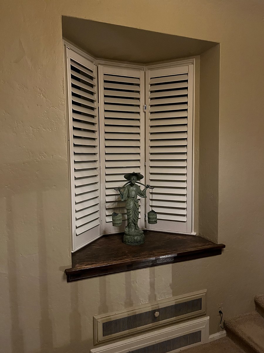 Staircase landing window / Main House / Front Foyer