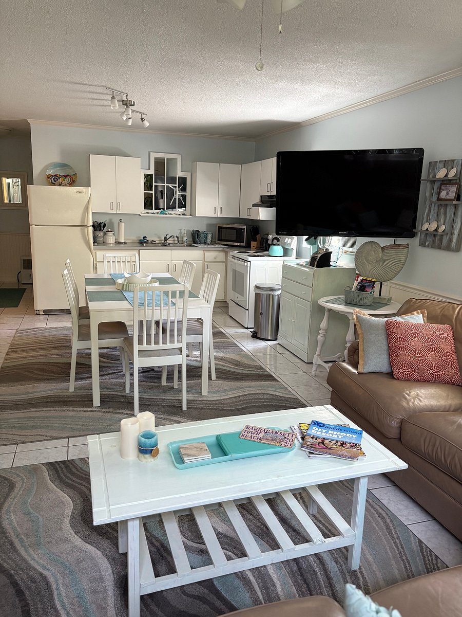 Full kitchen and dining table, Large swivel TV