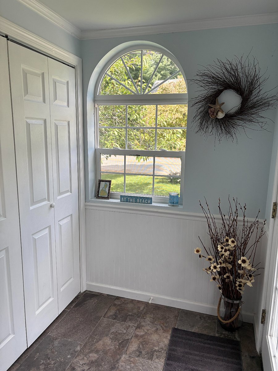 Entrance: Mud room and closet
