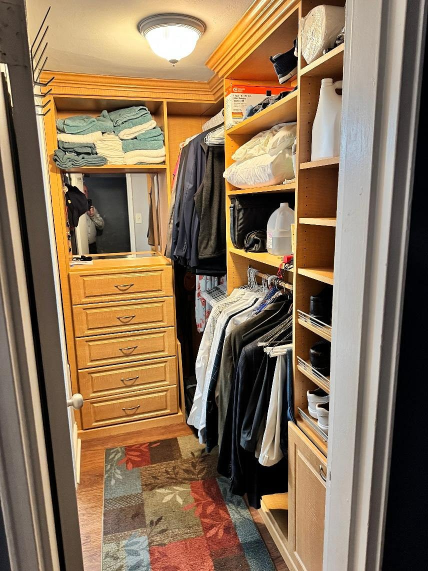 Walk-thru Closet - Plenty space for clothes/shoes/storage