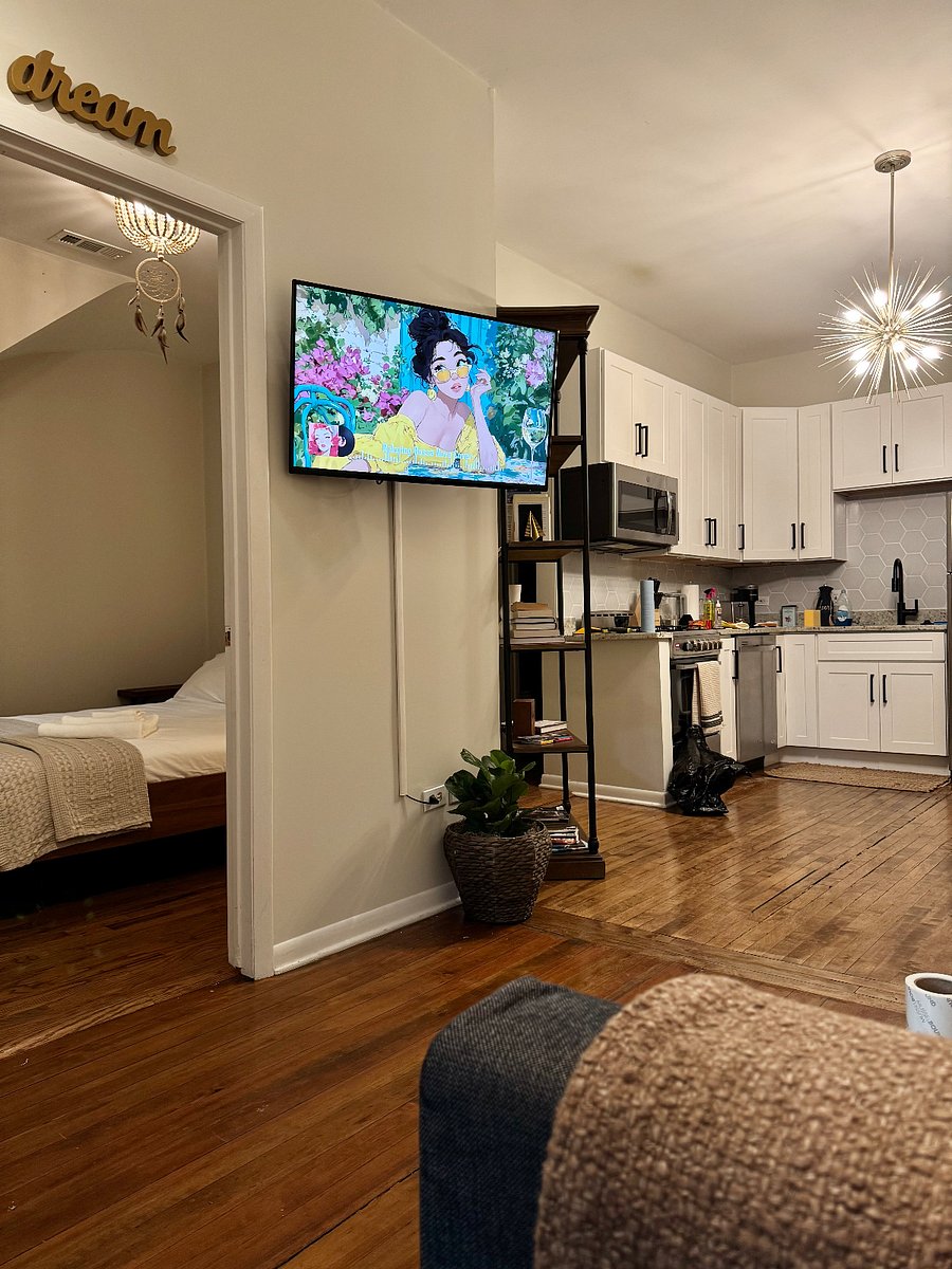 Smart TV and Wifi.