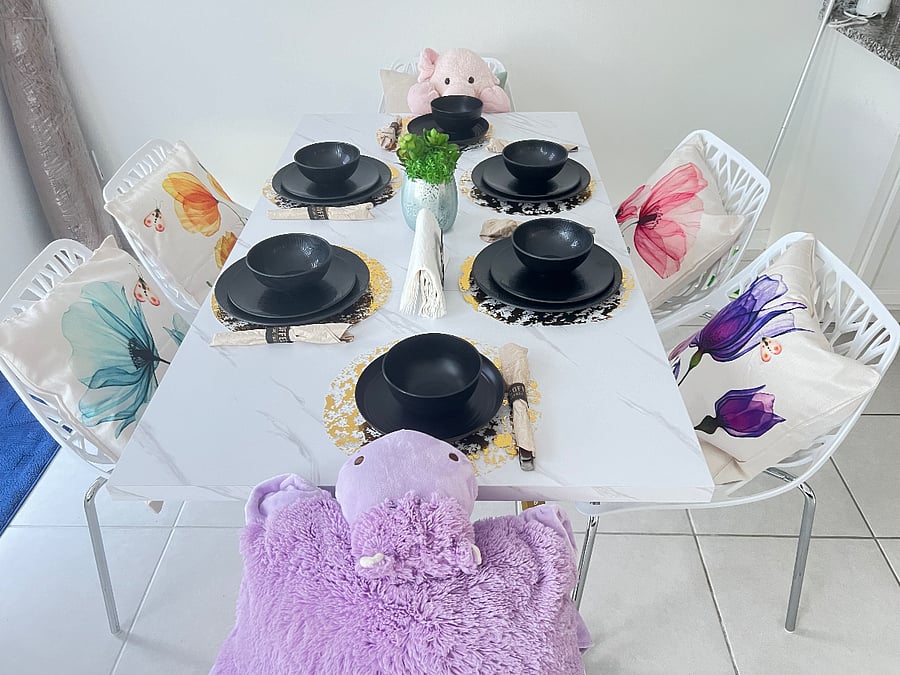 Dinner table for 6 set ups;)