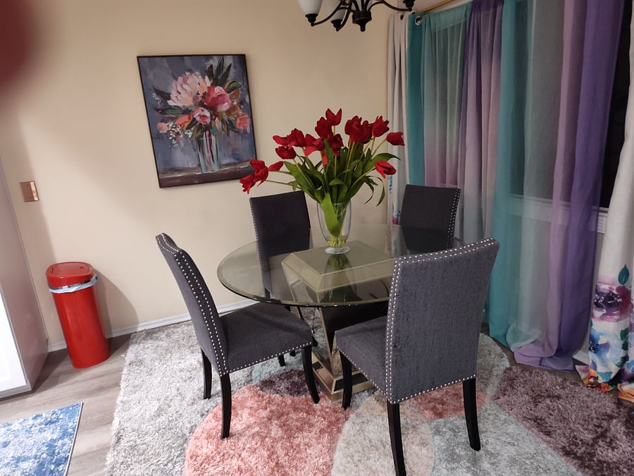 Dining area can seat 6 guests