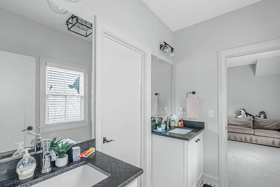 Jack and Jill Bathroom - Common Bathroom for Jack and Jill Bedroom